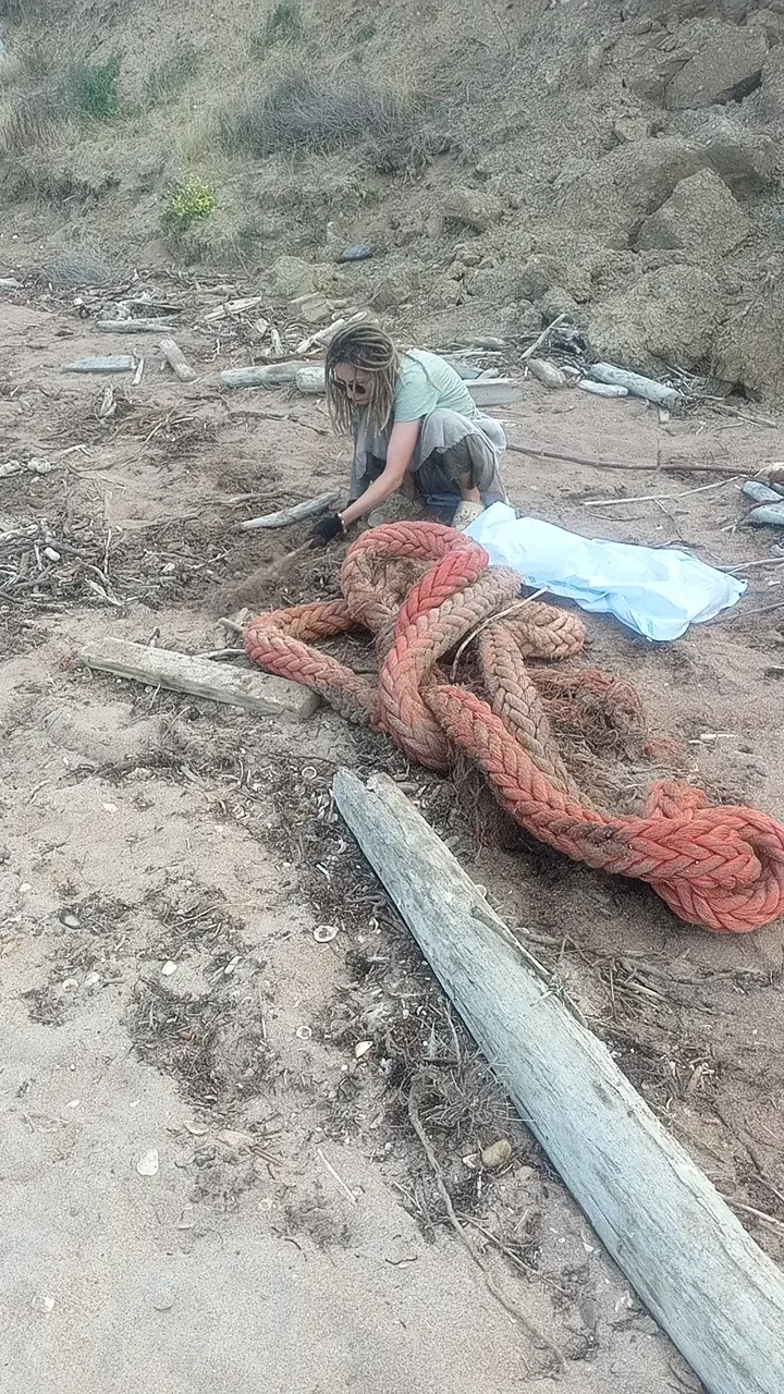 Мыс Железный Рог, западная сторона.
После штормов здесь образовалась «морская помойка».
Волонтёры на