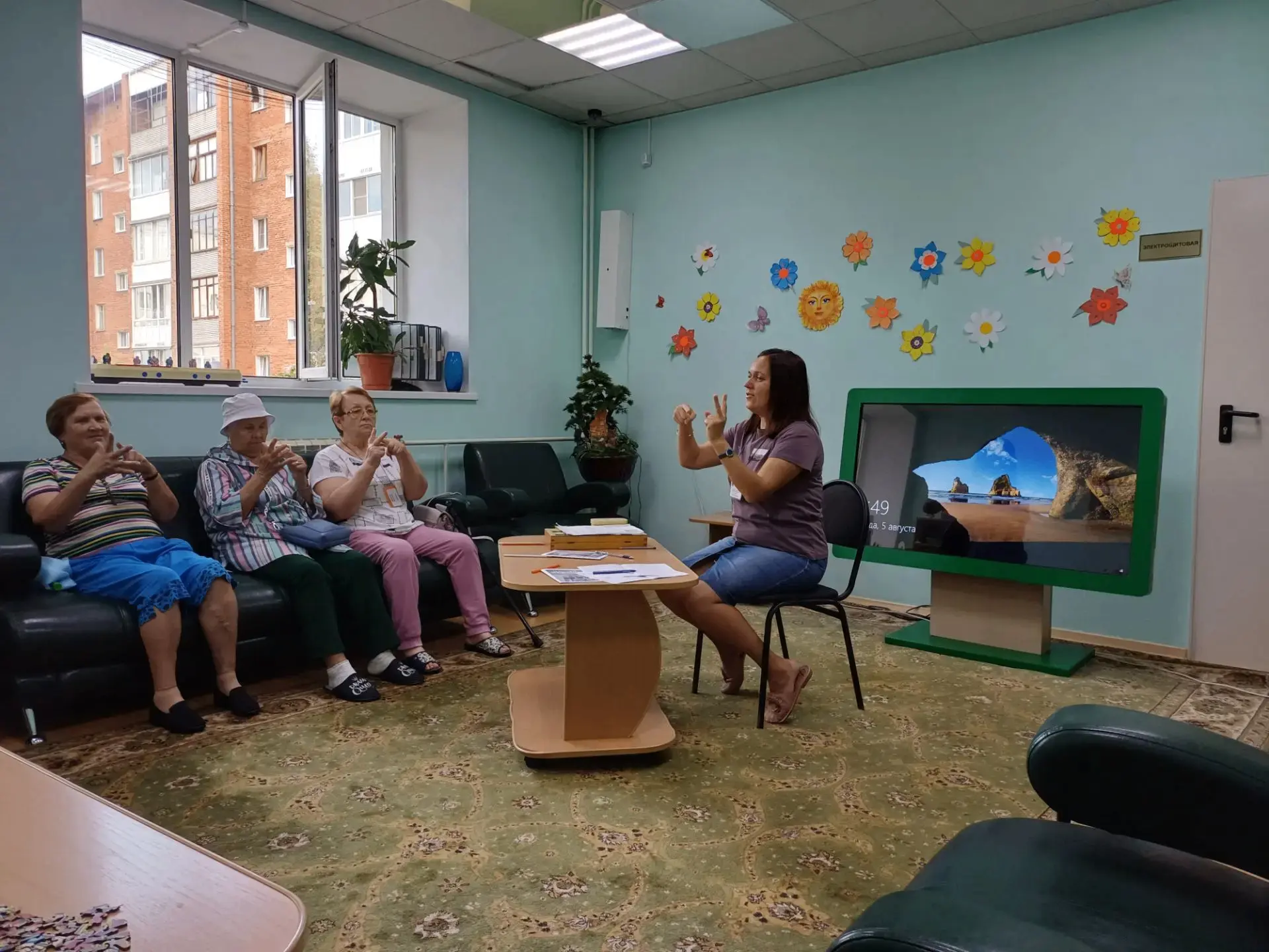 По традиции каждое утро в социально - реабилитационном отделении начинается с пальчиков...