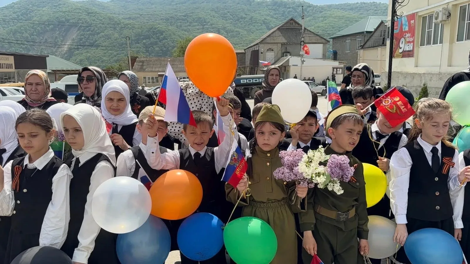 В ЛСОШ-2  прошла акция "Бессмертный полк". Это стало настоящим праздником памяти и глуб...