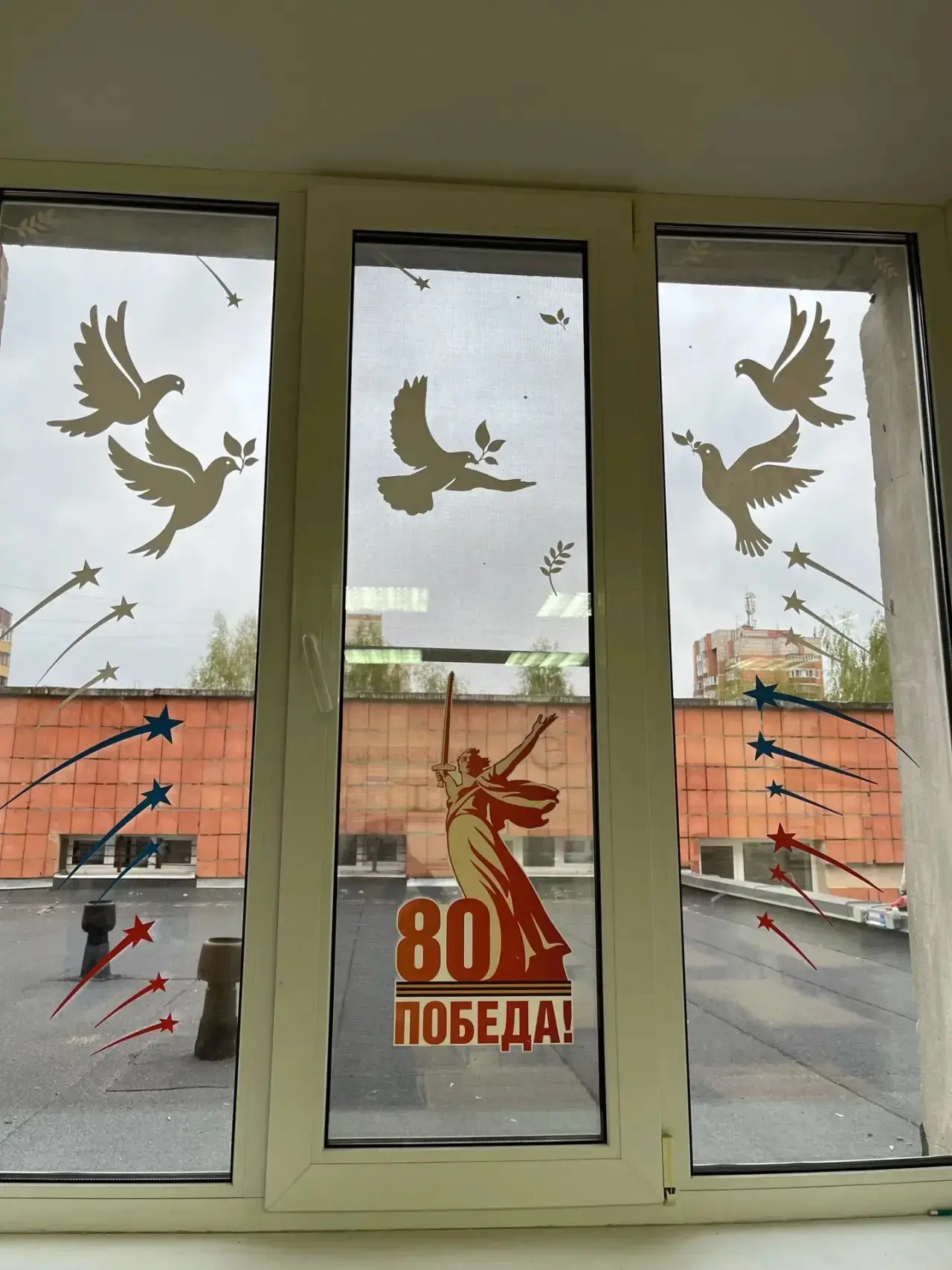 В преддверии 81-й годовщины Великой Победы окна нашей школы преобразились. Ученики, педагоги и родит