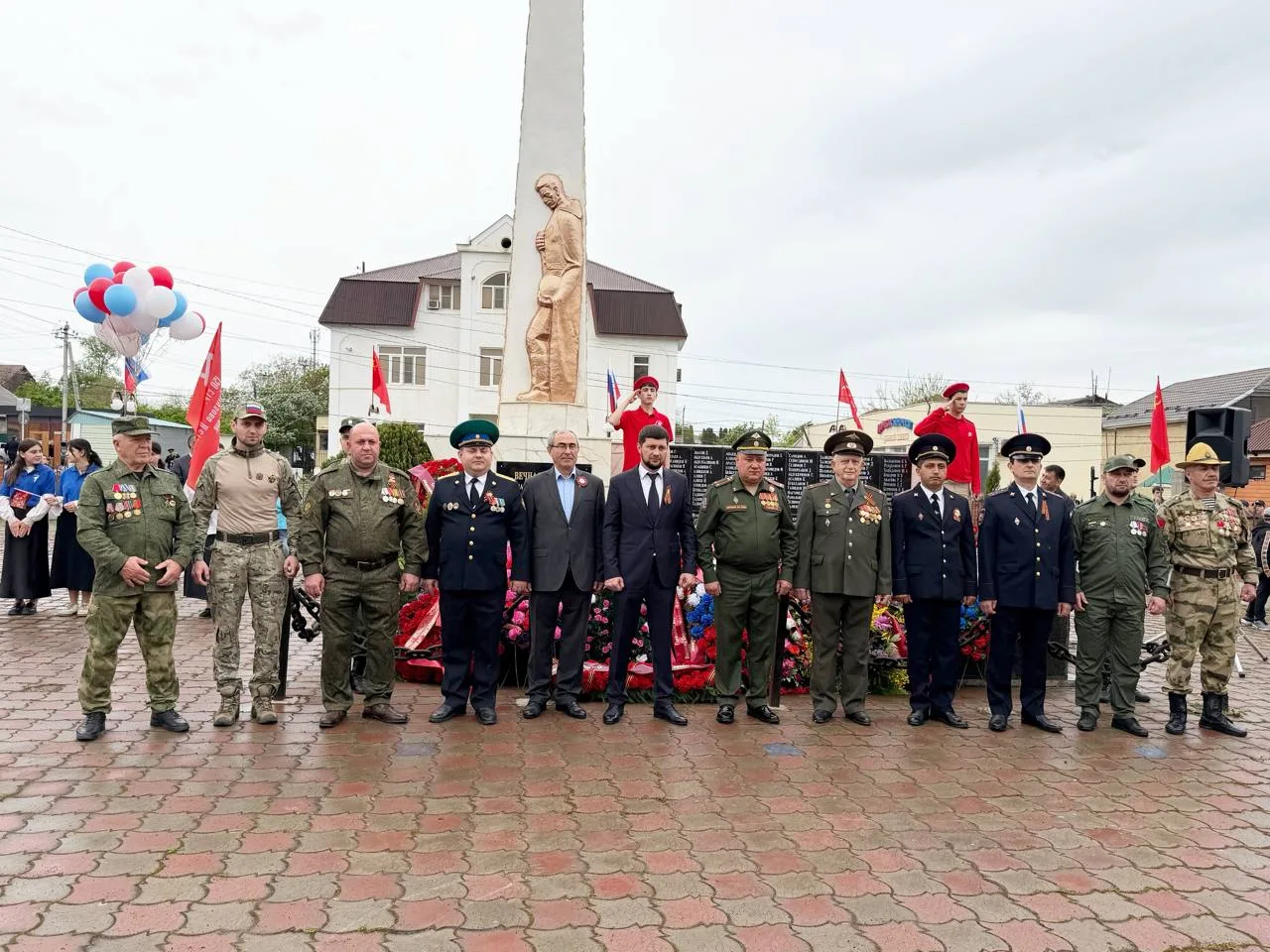 Участники шествия Парада Победы возложили венки и цветы к памятнику - стелле погибшим з...