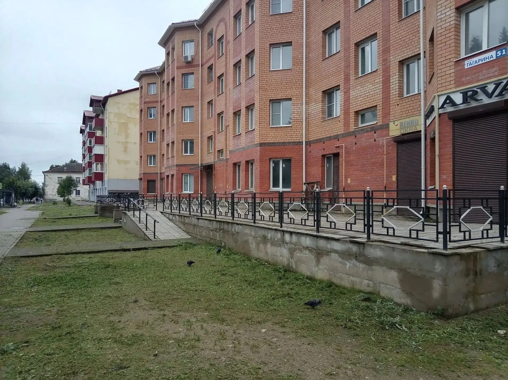 Покос придомовой территории: ул. Гагарина, 49, 51, 53