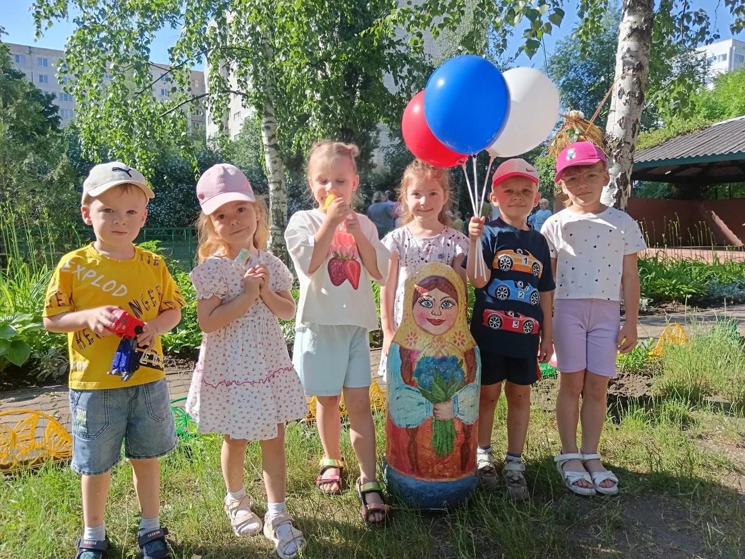 Накануне празднования Дня России в средней группе №13 "Радуга" прошёл тематический день...