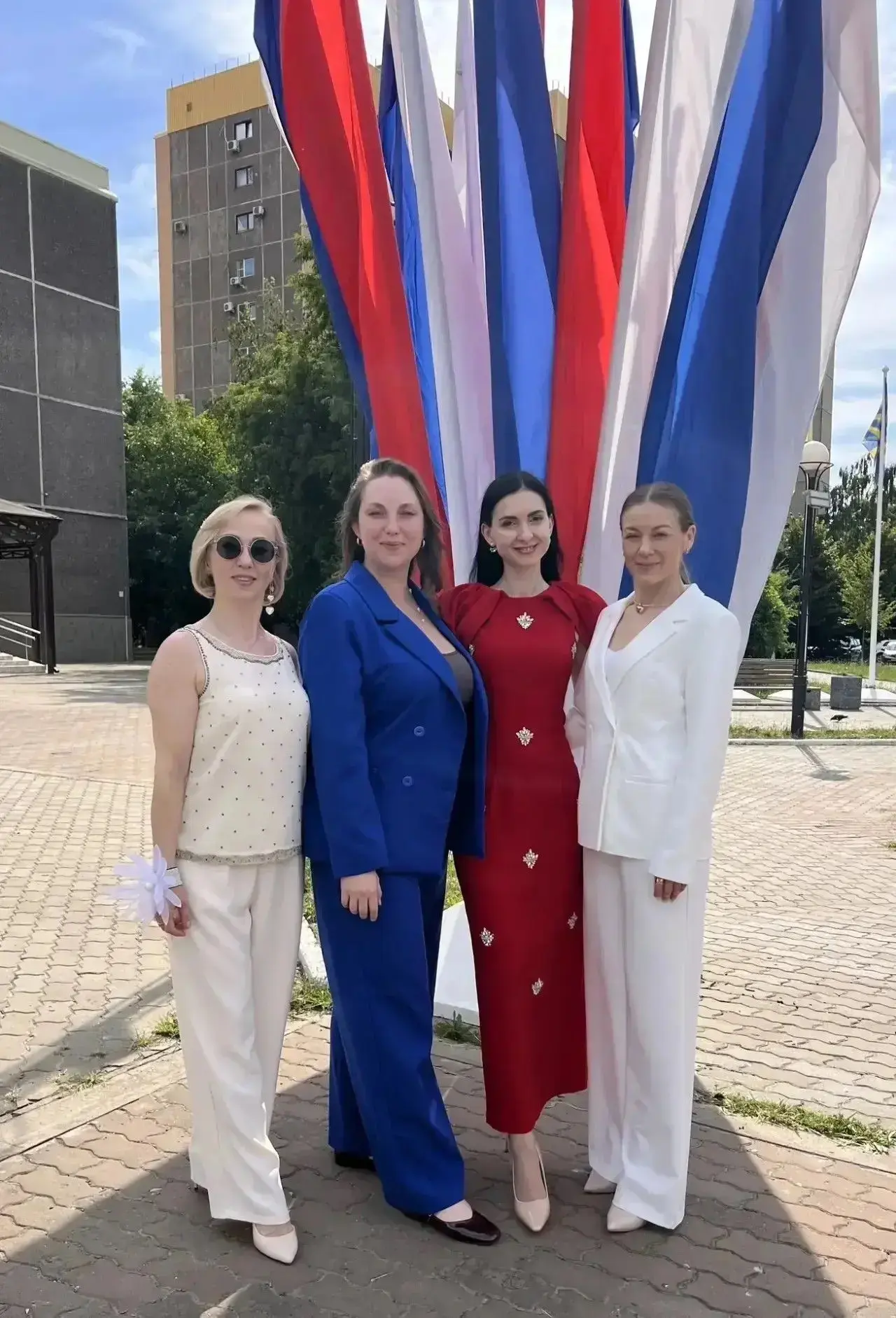 Преподаватели и учащиеся  принимают участие в фотоконкурсе «Белый, синий, красный - сам...