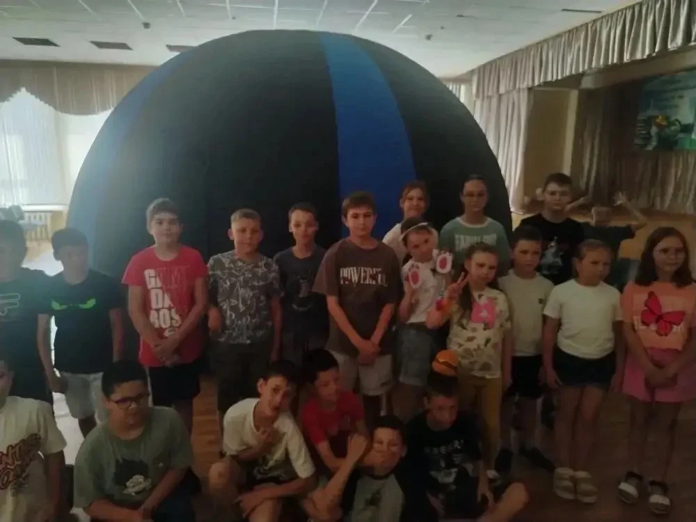 ✔️Сегодня утром к нам в школу приезжал Планетарий с программой «Удивительный телескоп»,...