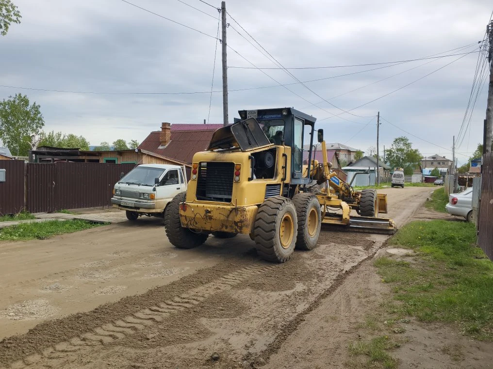 В целях обеспечения безопасности дорожного движения начались работы по грейдеровки автомобильных дор