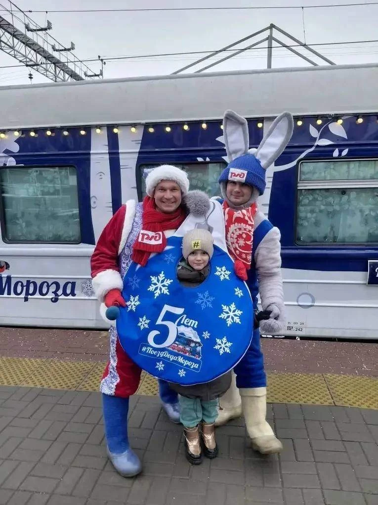 Новогоднее волшебство на перроне: "Орлята России" встретили Поезд Деда Мороза! ✨🚆  ✅ 20 декабря Сара