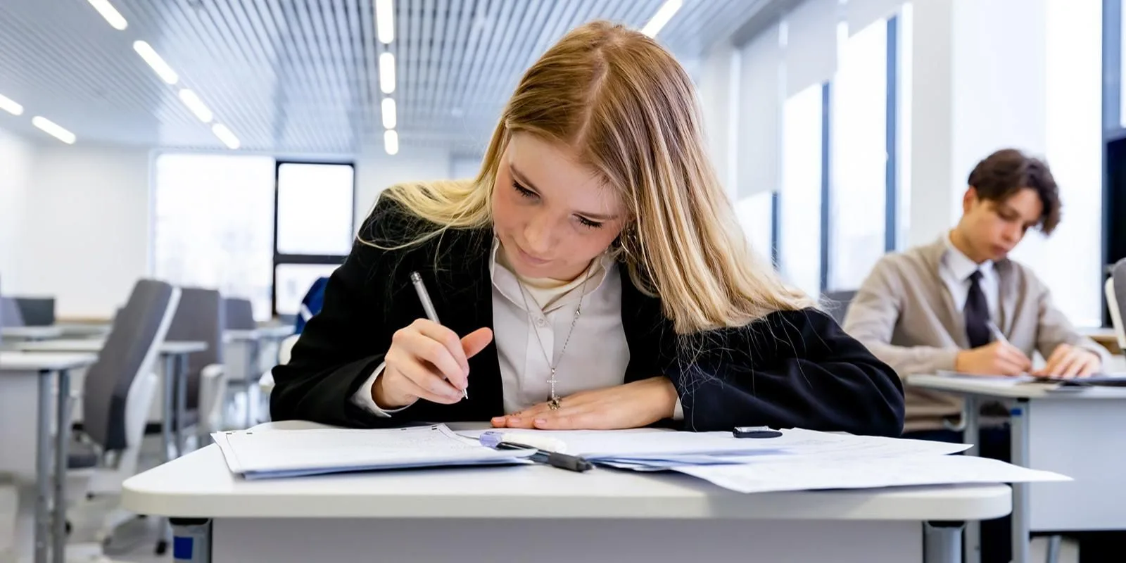 🎓 Сегодня старшеклассники сдают ЕГЭ по биологии, географии и иностранным языкам (письменная часть).