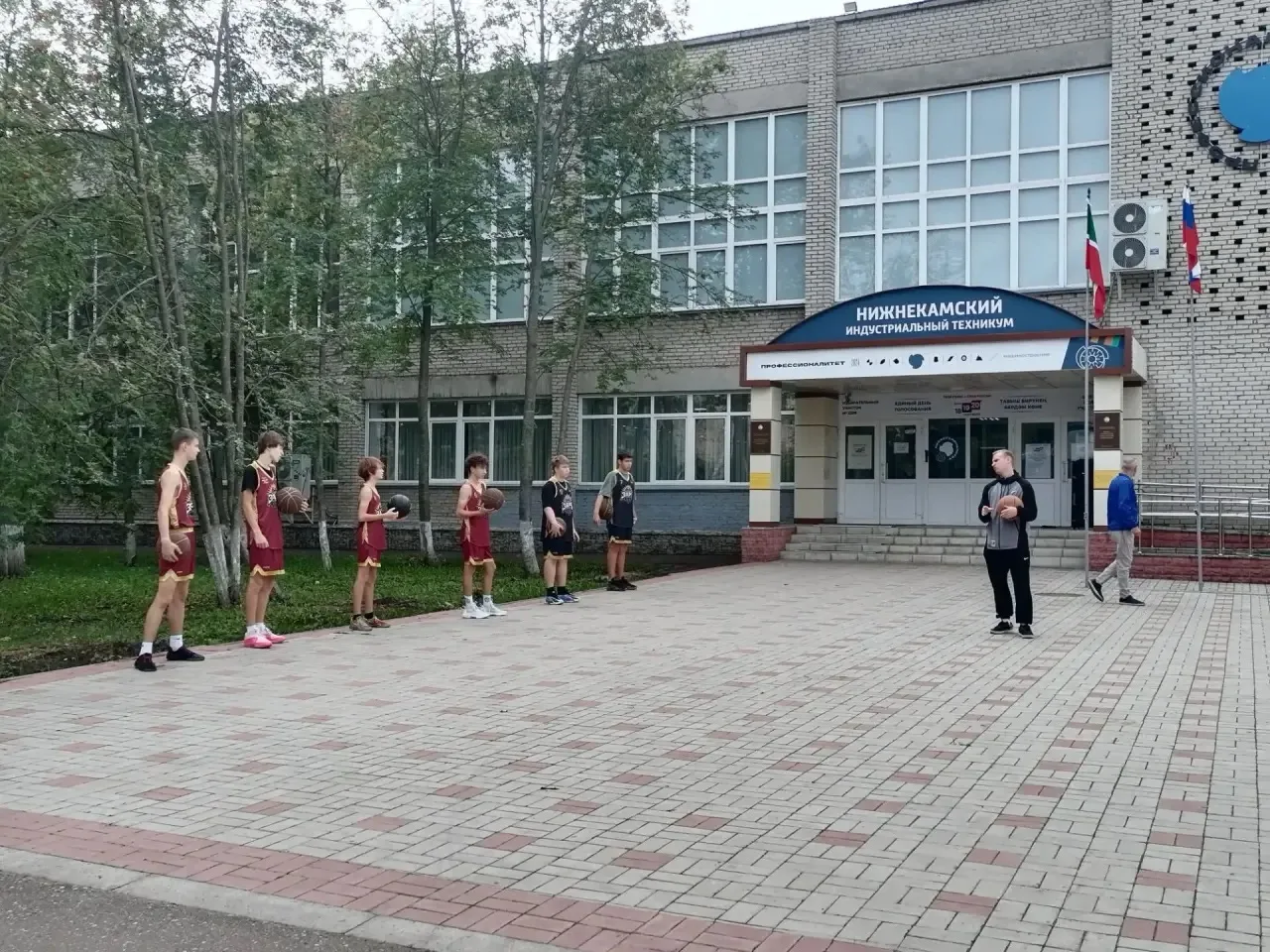 В нашем техникуме прошел день здоровья для обучающихся. Тренеры по баскетболу Дубинкин ...