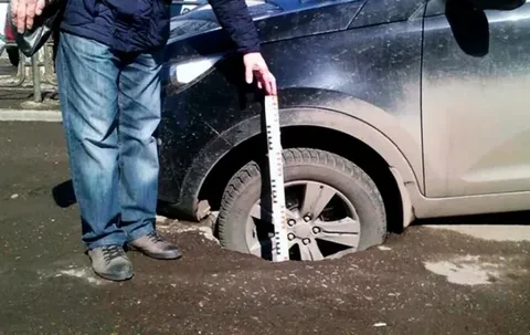Рязанец повредил авто в яме у моста через Оку и получил 500 тысяч рублей