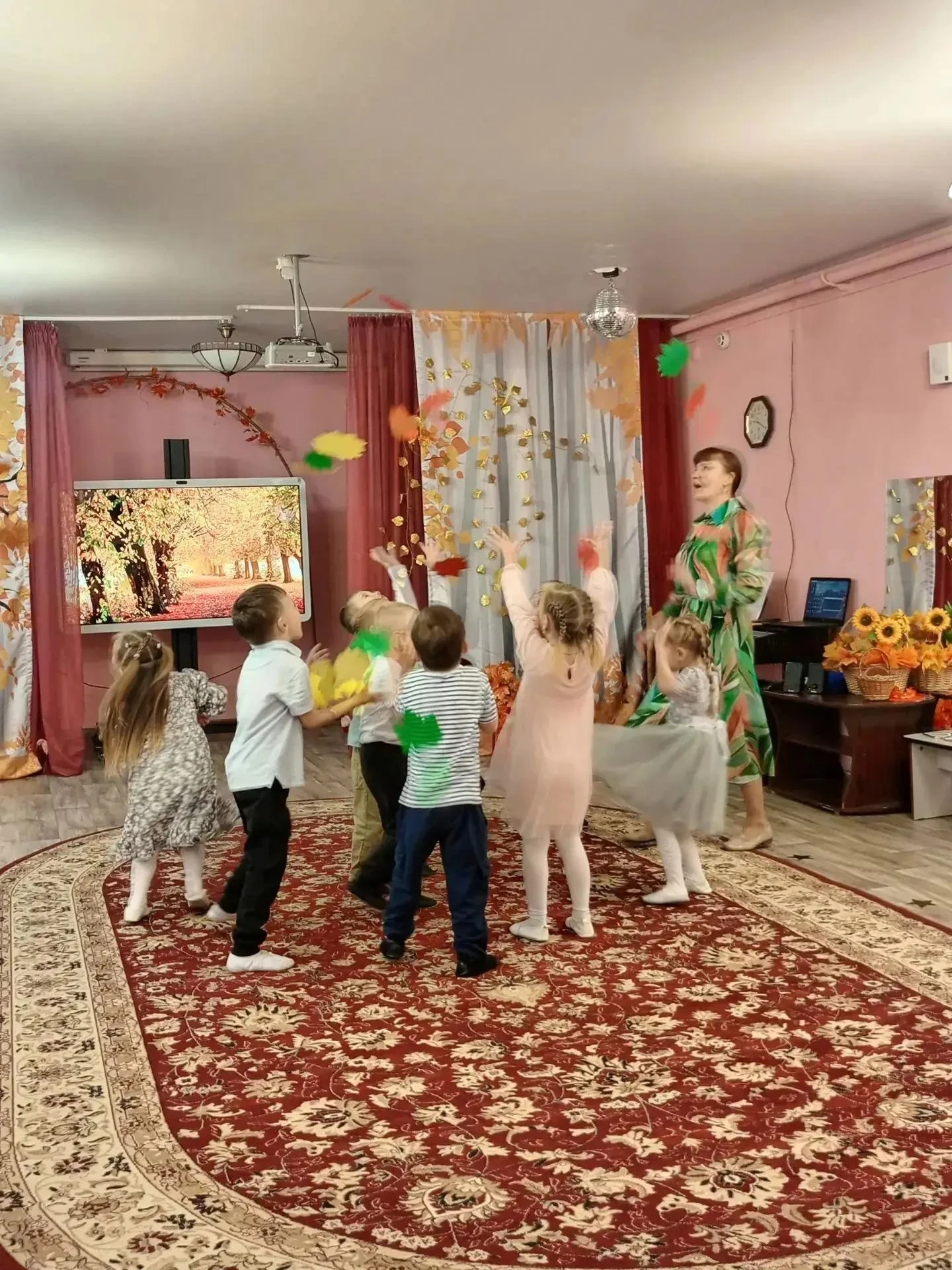 🎉 В детском саду №158 прошёл яркий осенний утренник «Мухомор в гостях у ребят»! 🍁