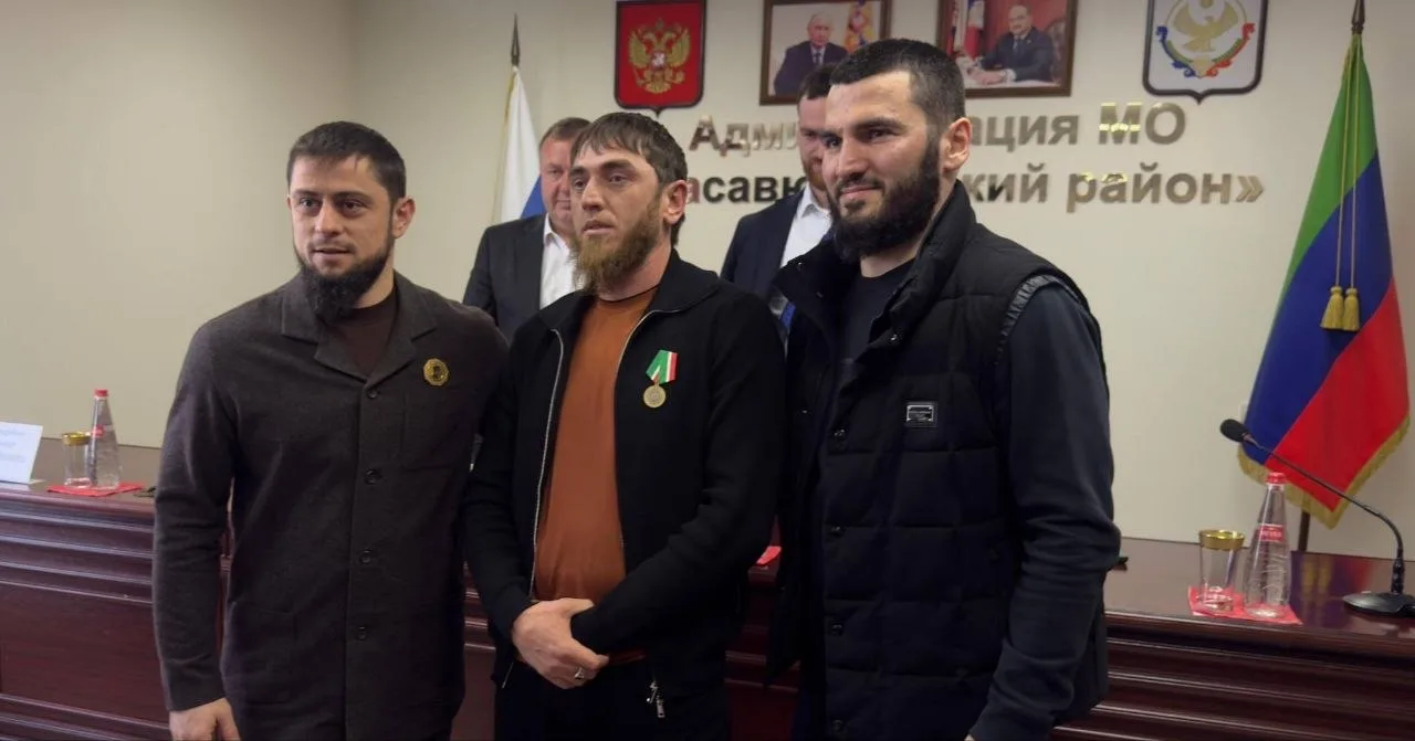Два жителя Чеченской Республики награждены медалями «За заслуги перед ЧР» за оказание помощи жителям