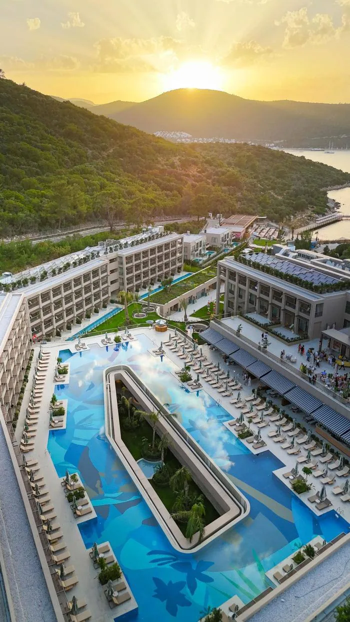 Hyde Bodrum — это премиальный пятизвездочный курортный отель, расположенный в живописно...