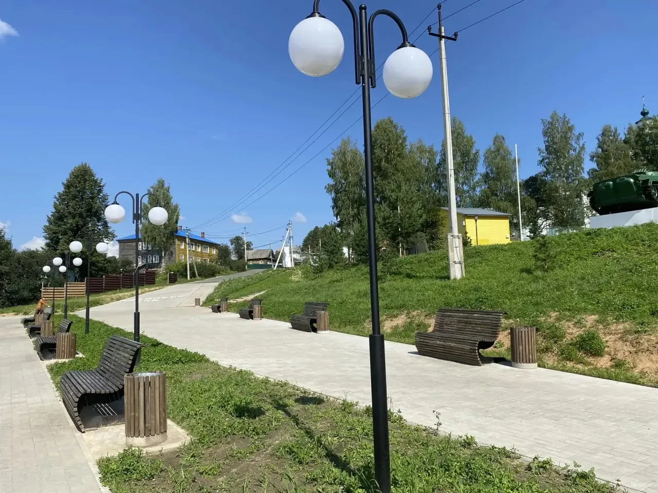 Завершили очередной этап благоустройства городской набережной в Никольске.

В этом году смонтировали