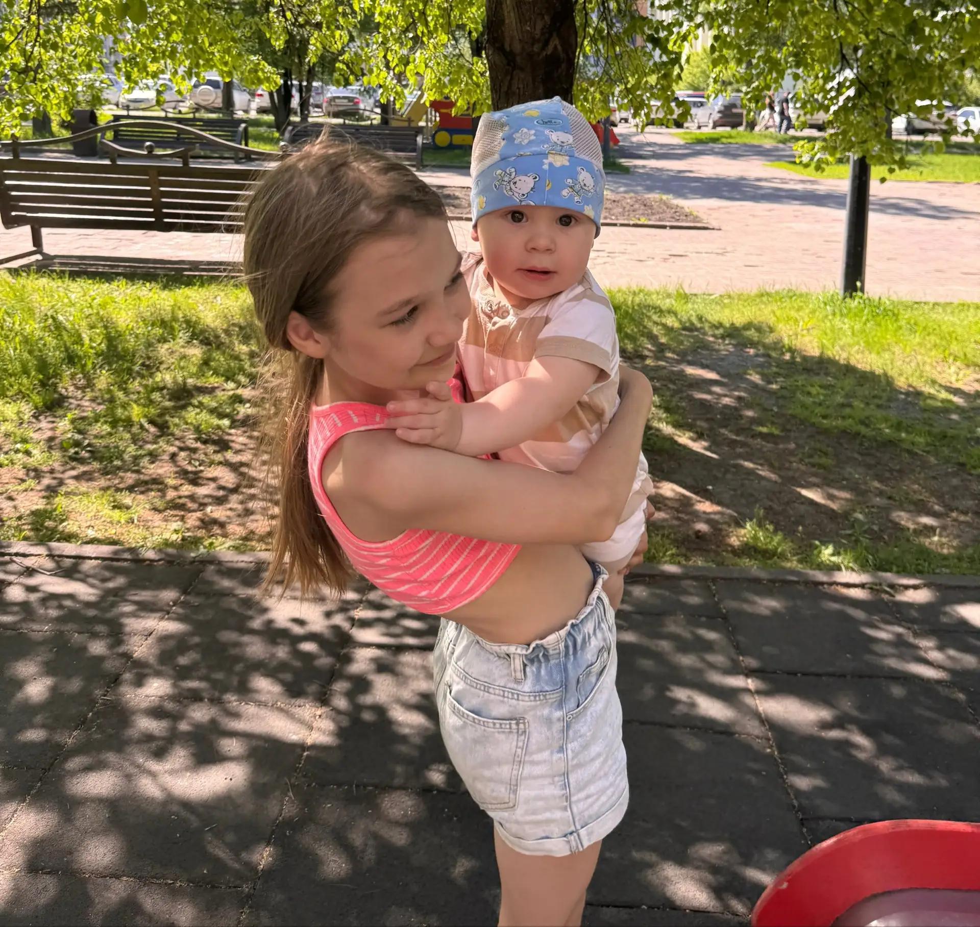 Друзья, установилась по-настоящему жаркая погода ☀️

Напомню, что SPF-крем — это не сезонное средств