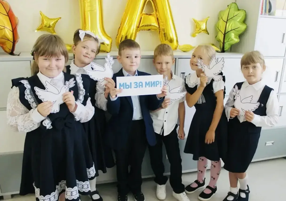 🕊️ 3 сентября в 1-11 классах Средней школы №11 прошли классные часы, посвящённые Дню с...