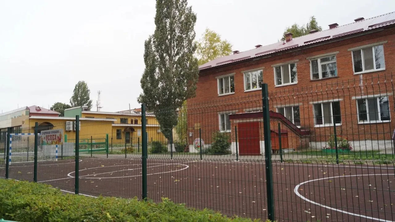 В Шевырялово продолжается строительство универсальной спортивной площадки
