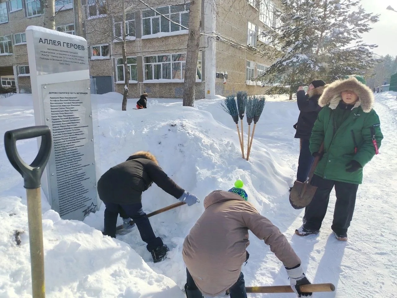 🗓️ В понедельник, 9 февраля, юнармейцы гимназии № 31 вышли на уборку Аллеи Памяти и школьной террито