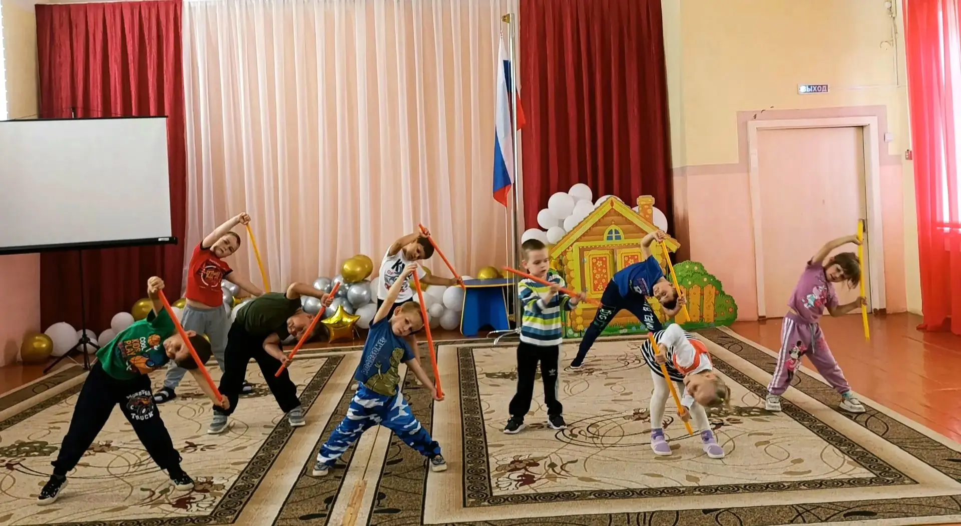Дождь за окном, а нам нипочём! 🌧️
За окном с самого утра барабанит дождь, а в нашей группе уютно и 