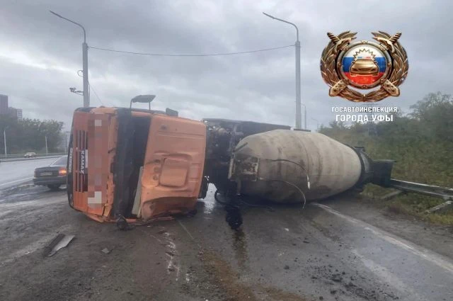 В Уфе иномарка спровоцировала опрокидывание бетономешалки