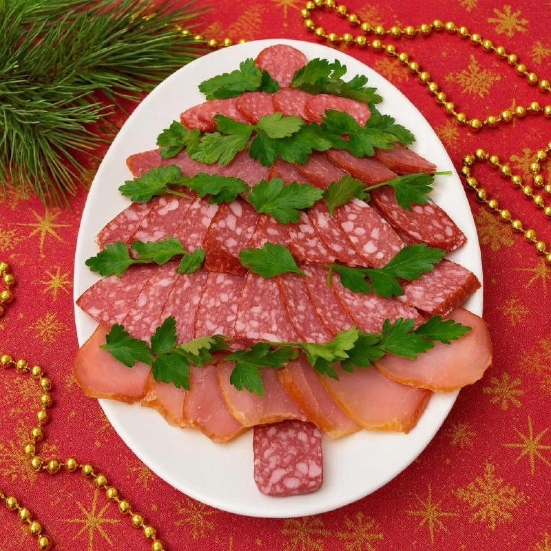 МЯСНАЯ НАРЕЗКА В ВИДЕ НОВОГОДНЕЙ ЁЛОЧКИ

ИНГРЕДИЕНТЫ:
✅ Сырокопчёная колбаса (салями) — 150–200 г
✅ 