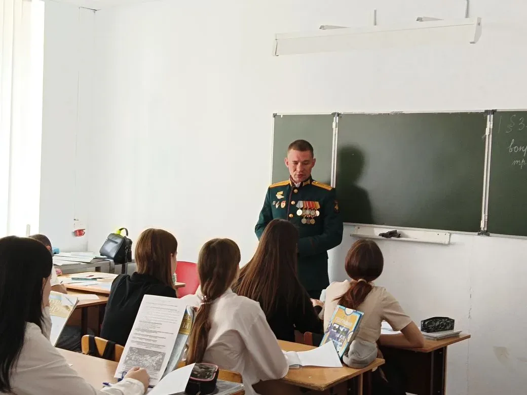 В нашей школе состоялась встреча учащихся с участником специальной военной операции Рукавишниковым Е