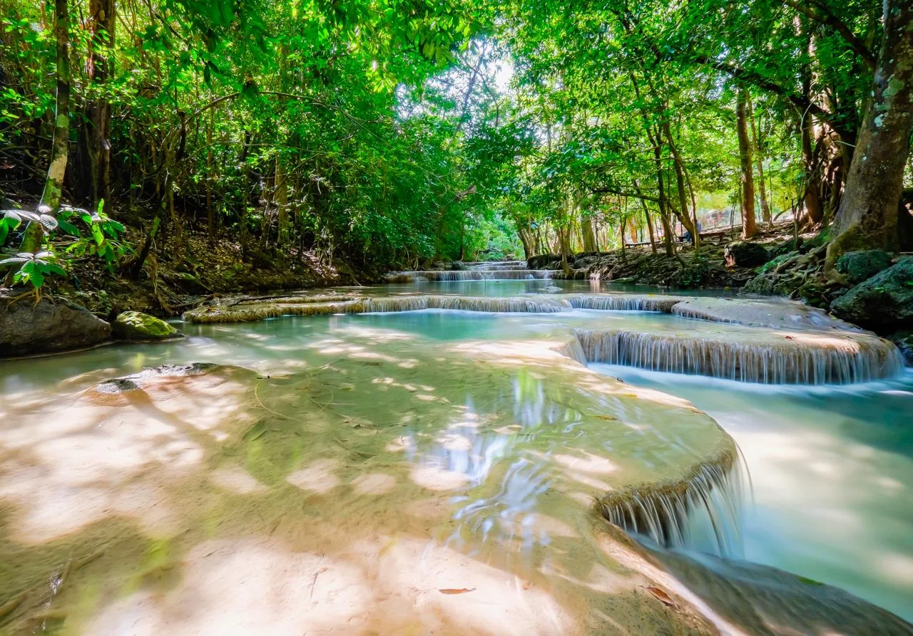 Водопад Эраван, Таиланд 🇹🇭  🔹 Эраван - водопад из семи каскадов в тайской провинции Канчанабури.  На