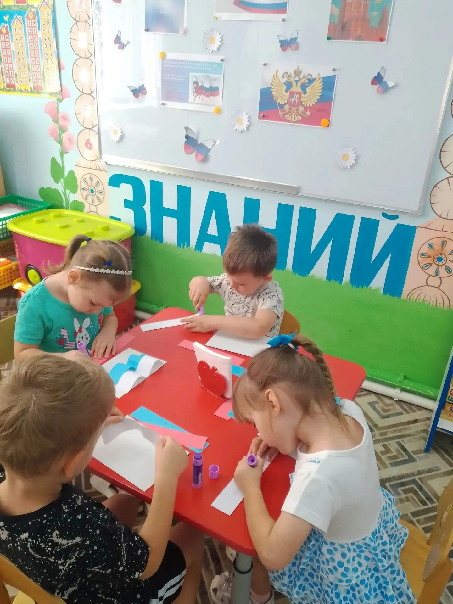 В преддверии празднования дня Государственного Флага Российской федерации в старшей гру...