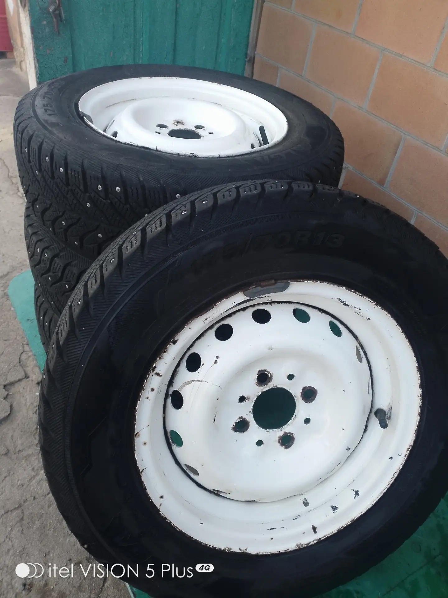 Продам комплект колес зима-шипы 175/70/13, резина новая пробег 200км без шишек и порезо...