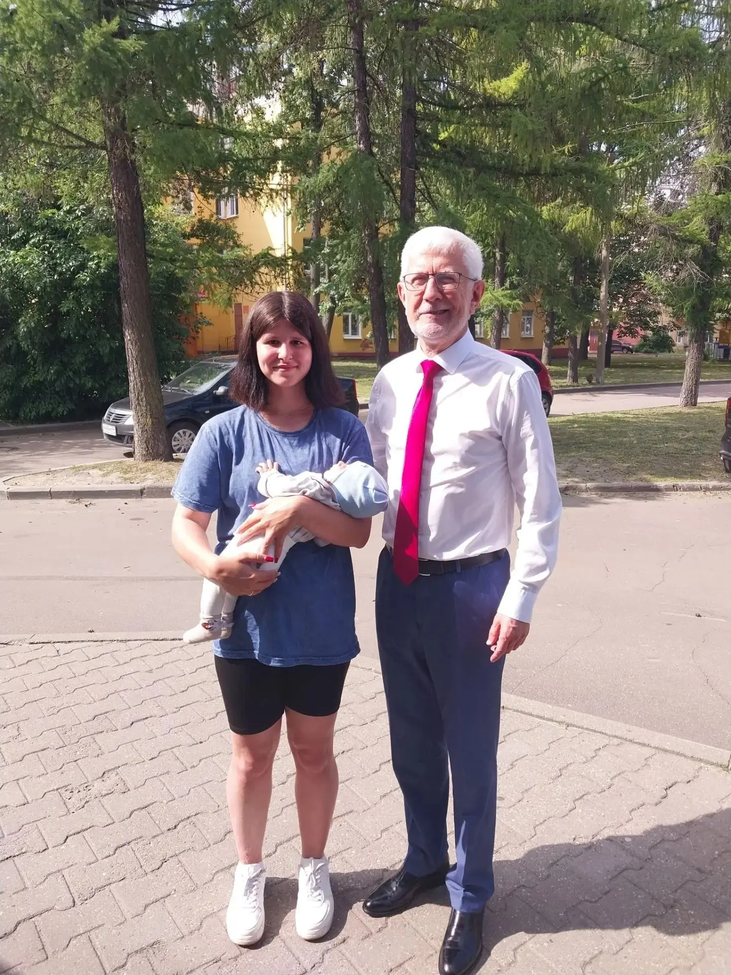 Мама, не волнуйся, я с тобой!
 
Дмитрий просто очарователен! Уже улыбается и такое впечатление, что 