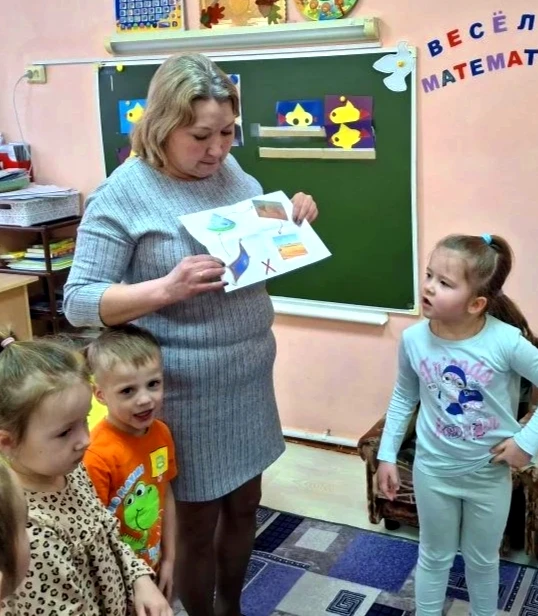 На занятии по формированию элементарных математических представлений (ФЭМП) в средней г...