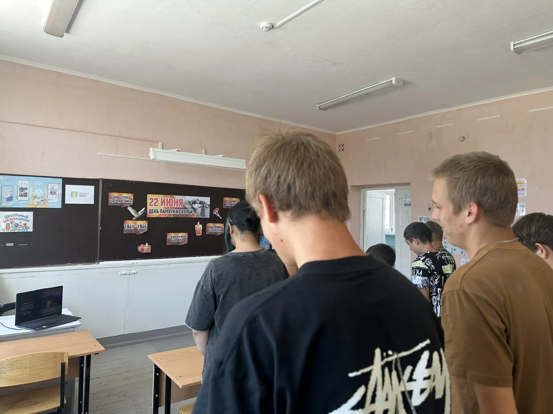 Сегодня, в День памяти и скорби, учащиеся нашей школы присоединились к Всероссийской минуте молчания