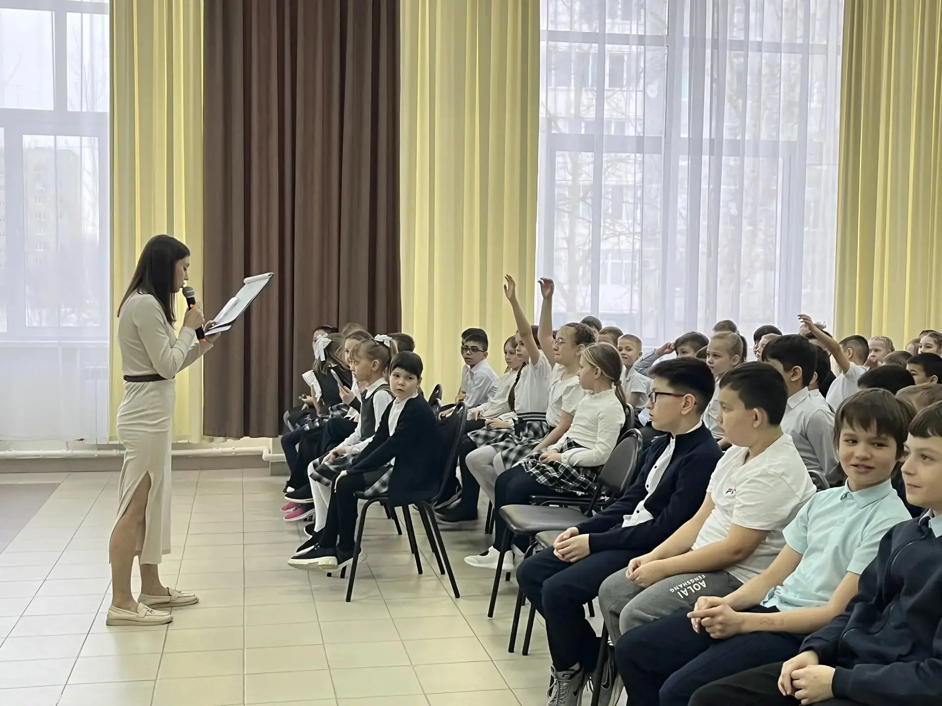 💥На «Разговорах о важном» ученики 3 «З» и 3 «Д» классов погрузились в историю праздника 8 марта.  Ре
