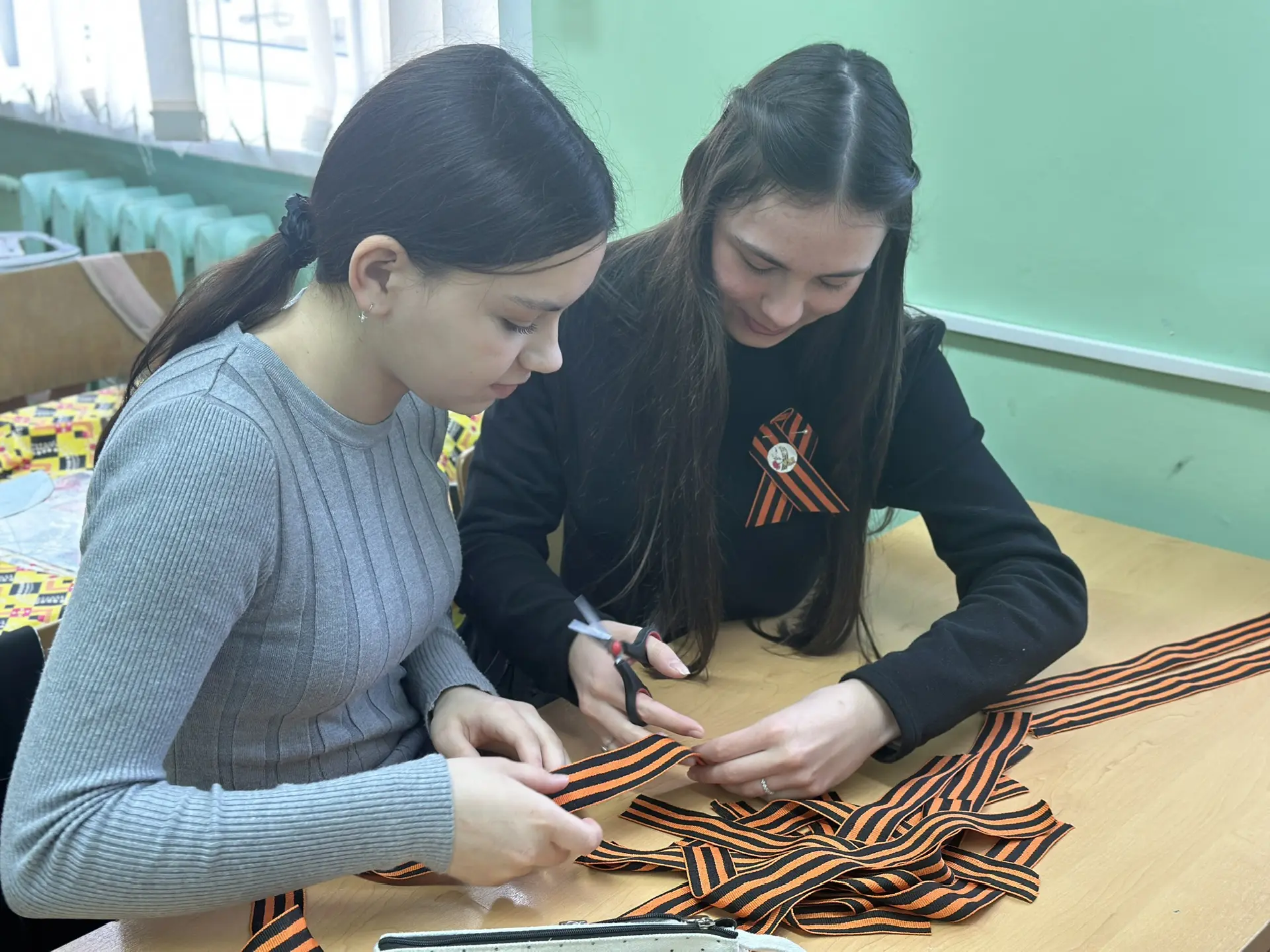 🧡🖤 Символ Победы в руках Первых!   С 22 апреля 2026 года по всей России стартовала Всероссийская акц