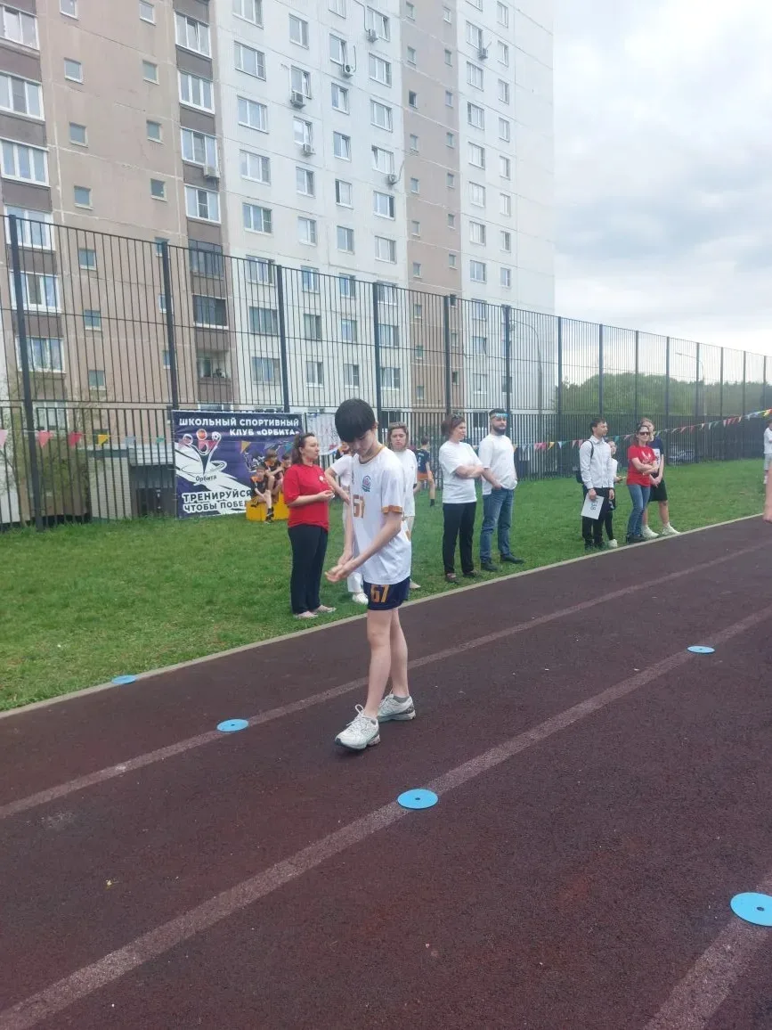 «И эстафету передать Не только внукам, но и дальше... Бороться против всякой фальши Готовых Правду и