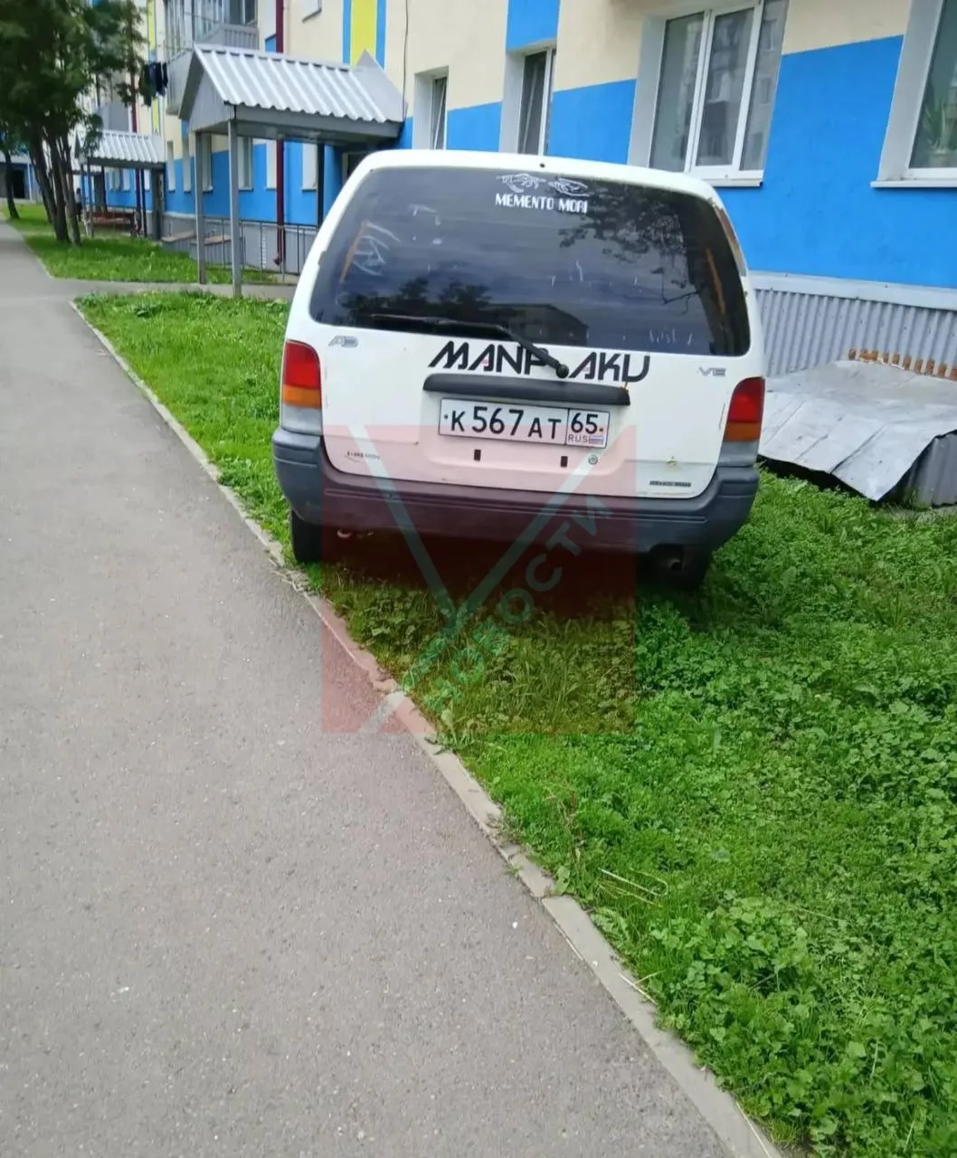Кто-то забыл свою машину на газоне в Шахтёрске
