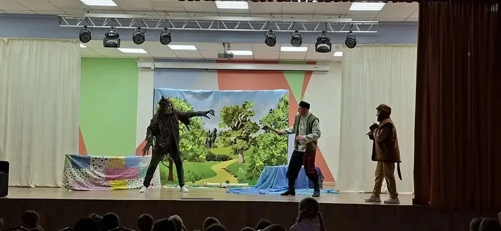 🌸 В нашем весеннем пришкольном лагере прошел удивительный спектакль «Шурале»! 🎭 📍На сцене были разве