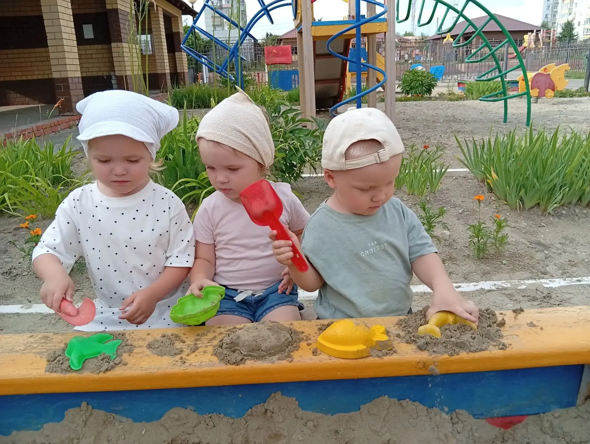 🌊🐬🐳День китов и дельфинов прошёл в младших группах.
Ребята с увлечением играли, рисовали морских 