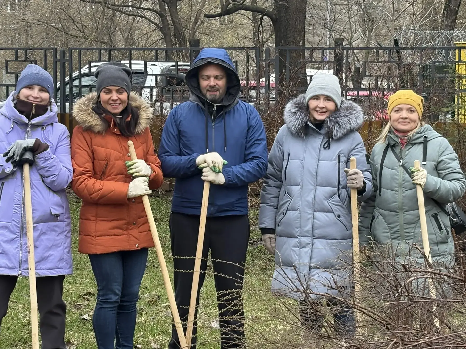 Городской субботник   Наши родители-активисты не побоялись плохой погоды и пришли, чтобы сделать мес