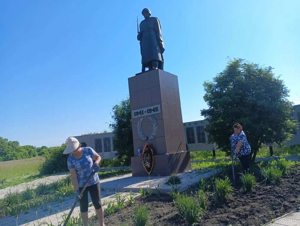 ✅ Работники культуры с. Рудовка привели в порядок территорию памятника воинам‑землякам,...
