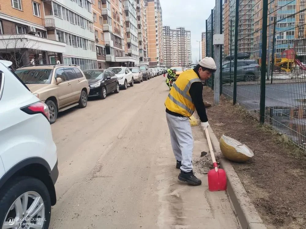 🌿 Сегодня сотрудники УК «Азимут» провели масштабный субботник на обслуживаемой территории  🔧 Что сде