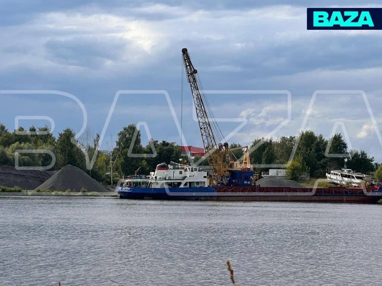 🚢 На Клязьминском водохранилище груженая баржа села на мель и заблокировала гавань, из...