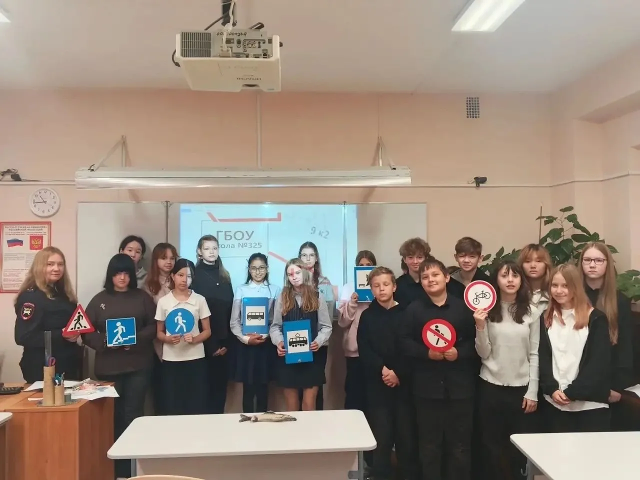 «Урок дорожной грамотности» во Фрунзенском районе: 7‑е классы школы № 325 повторили пра...
