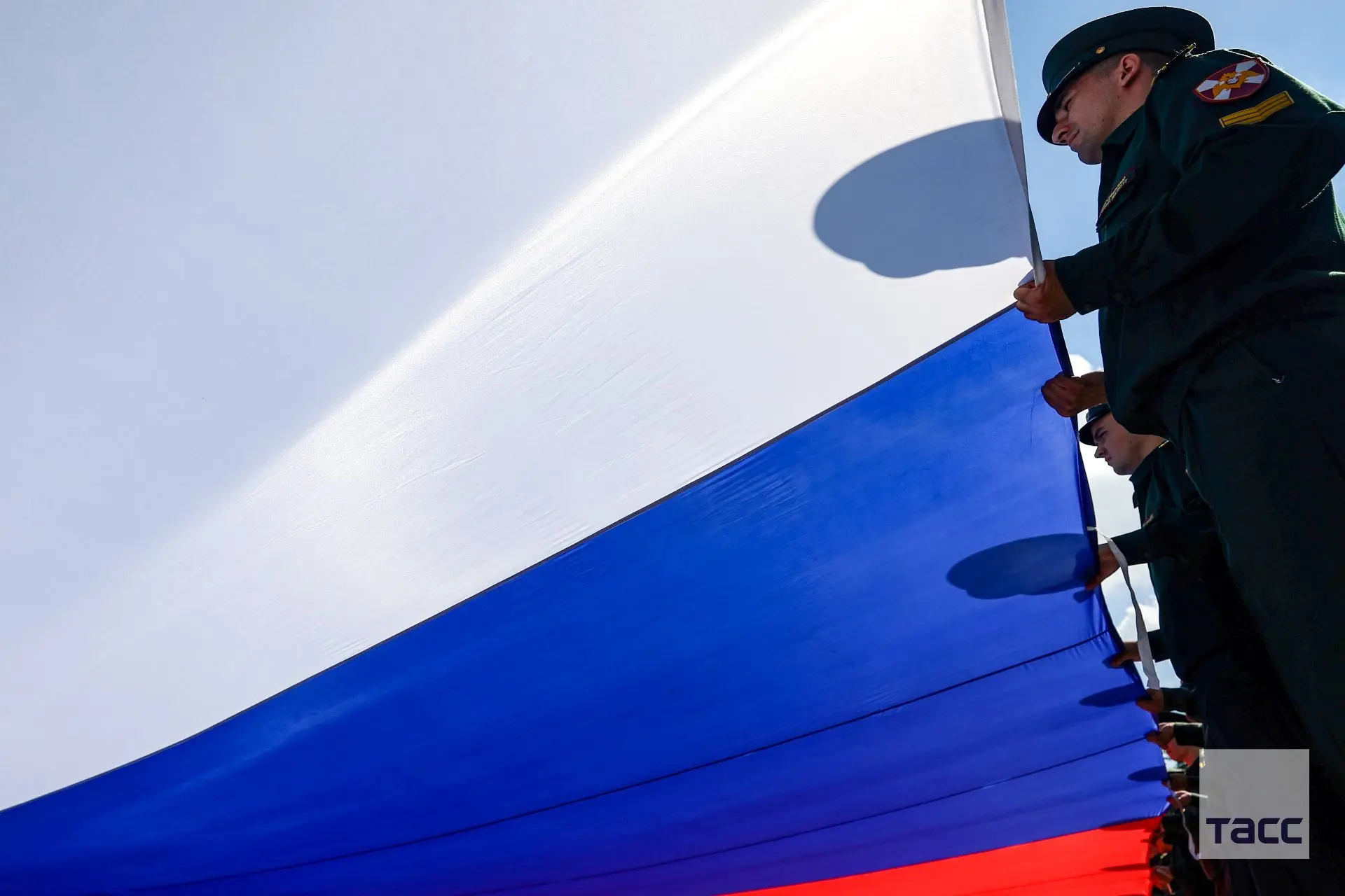 📸 Празднование Дня Государственного флага в городах России.