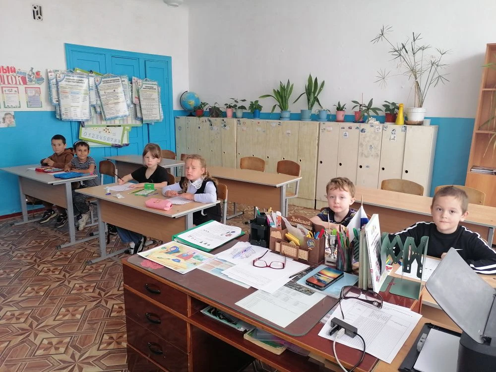 В первые летние дни МКОУ Захаровская СШ гостеприимно распахнула двери для будущих перво...
