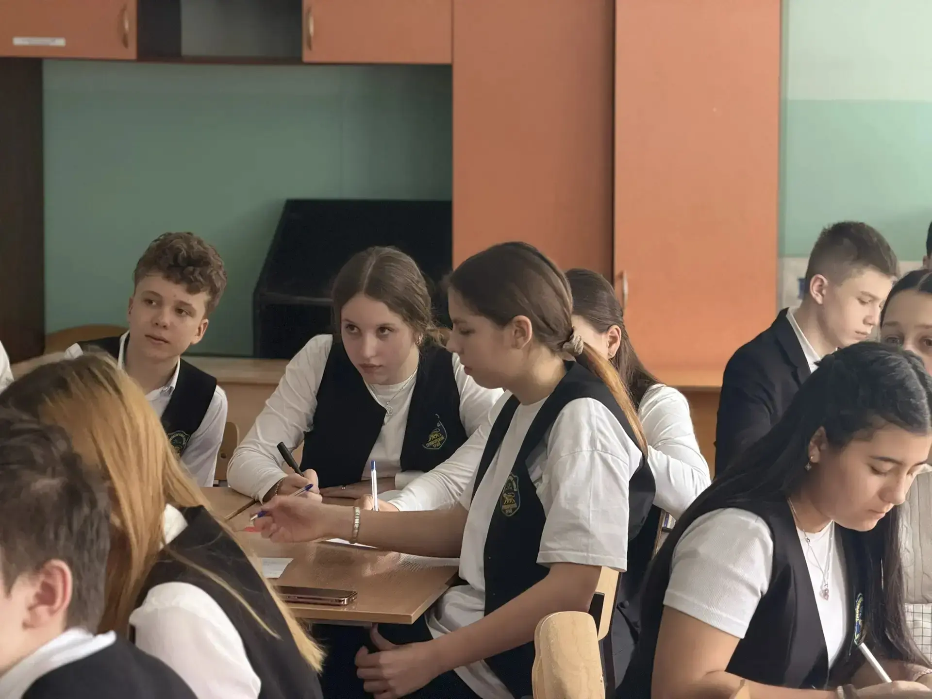 🎓✏️ Сегодня, 11 марта, учащиеся классов 8.1 и 8.2 приняли участие в увлекательном математическом КВИ