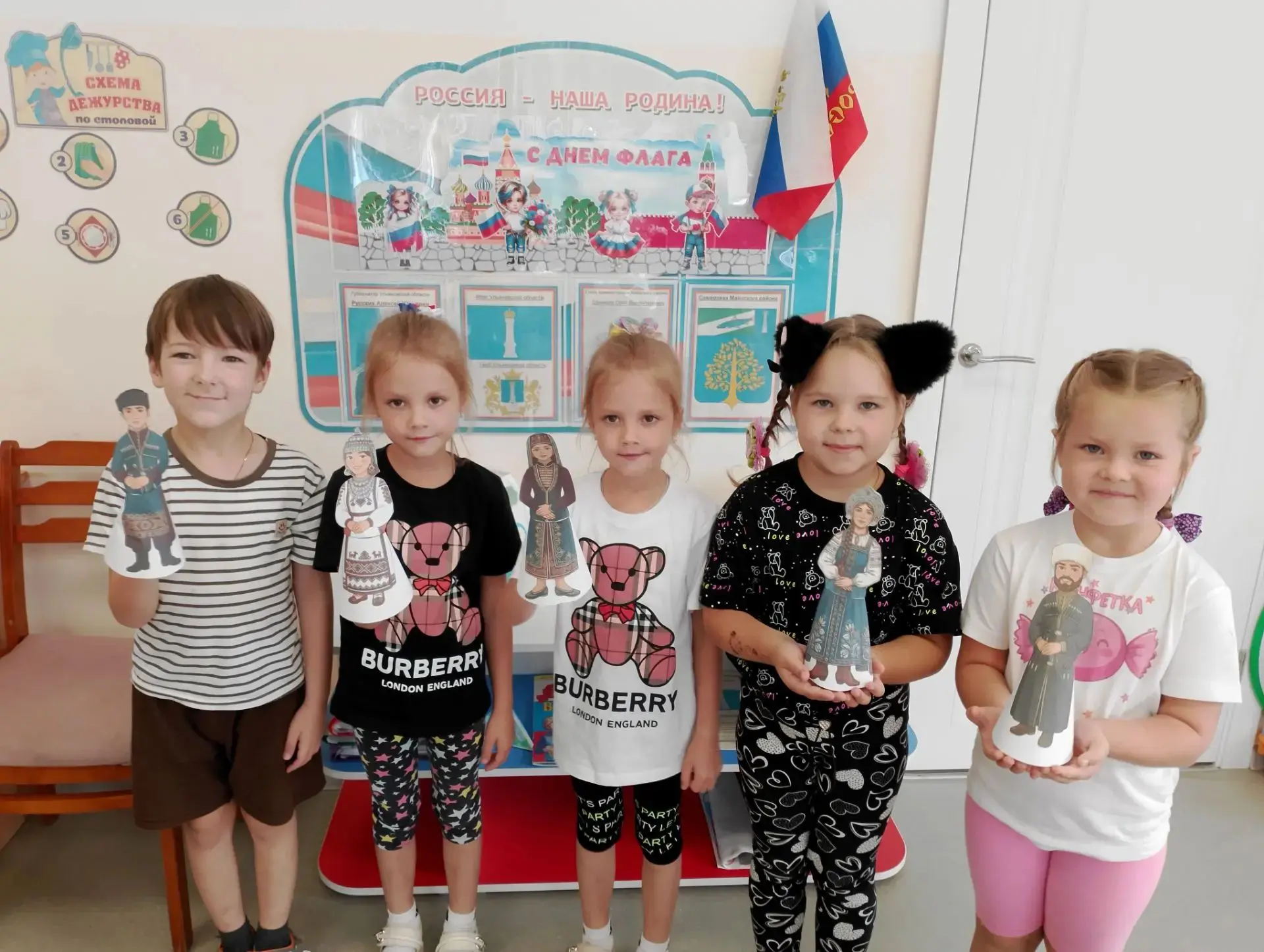 В рамках мероприятий приуроченных к  Году единства народов России, ребята старшей разно...