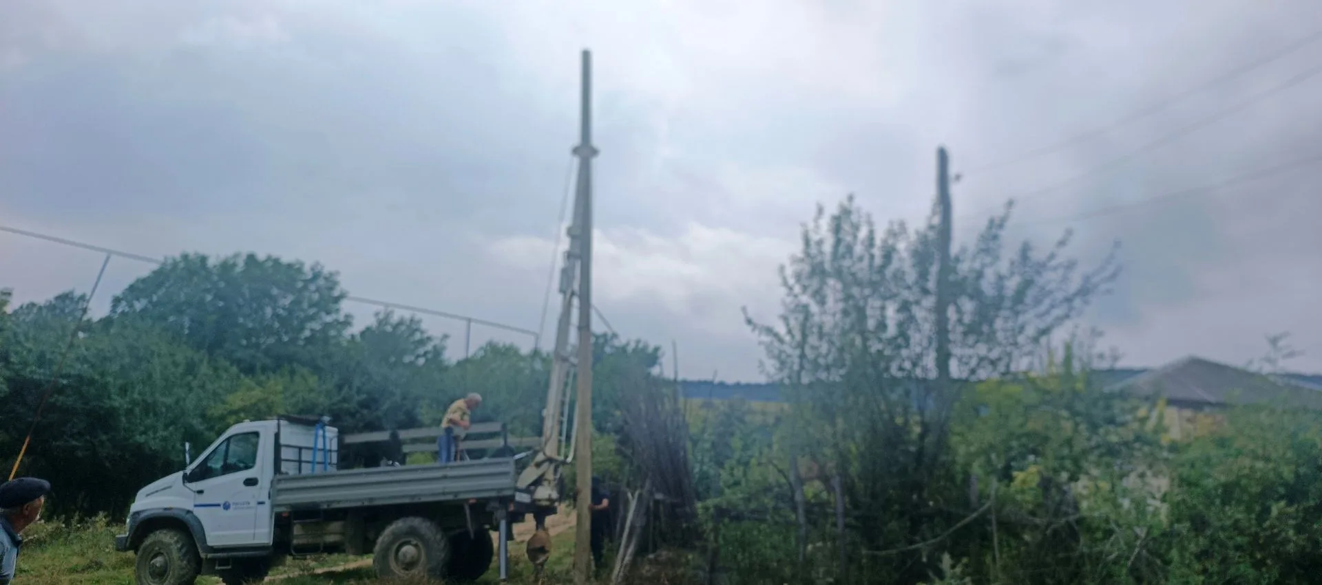 В Межгюле продолжается плановая замена изношенных и аварийных опор ЛЭП.