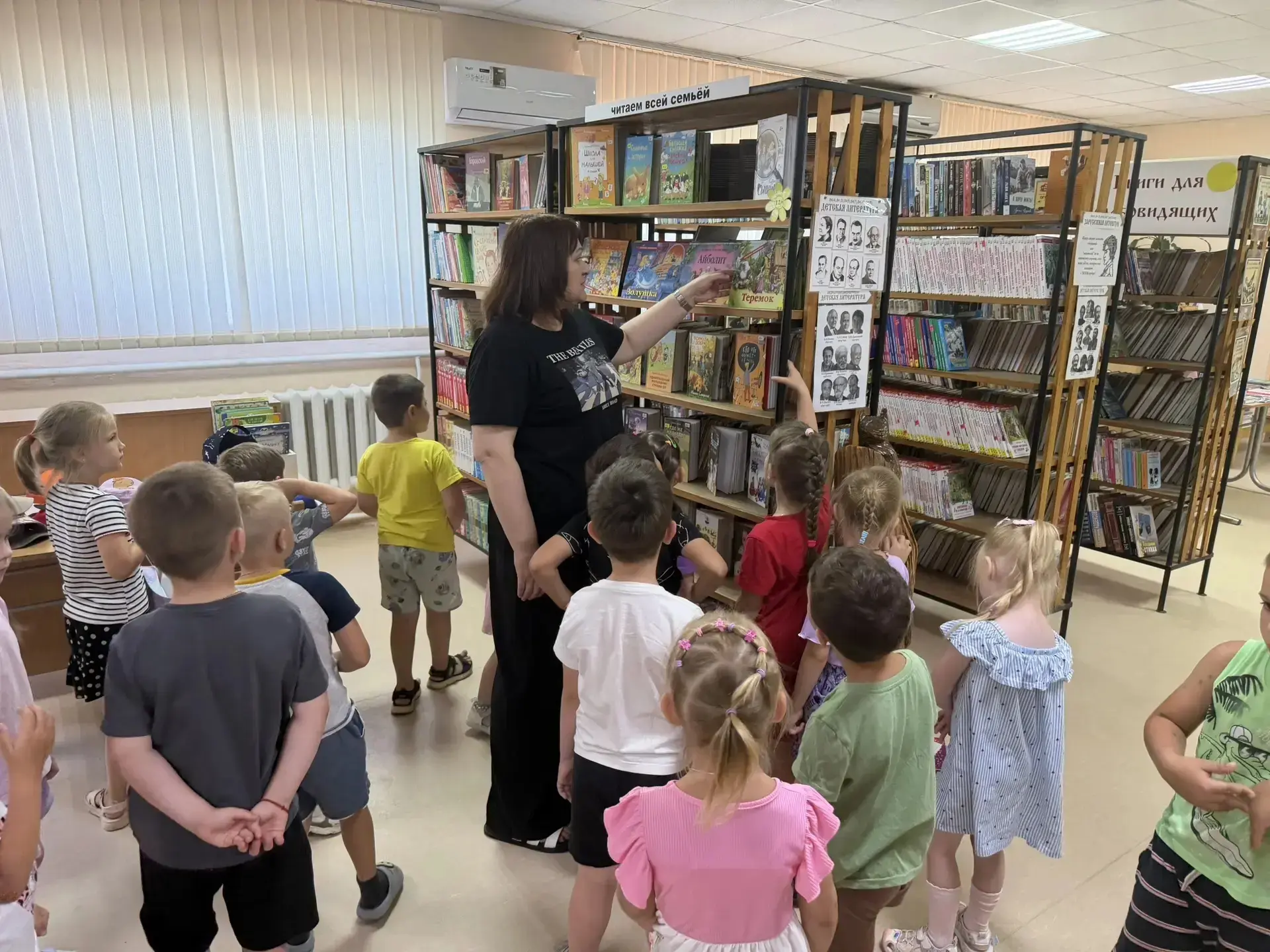Ребята из старших и средних групп ходили в Джигинскую библиотеку! 📚

Там они посмотрели информацион