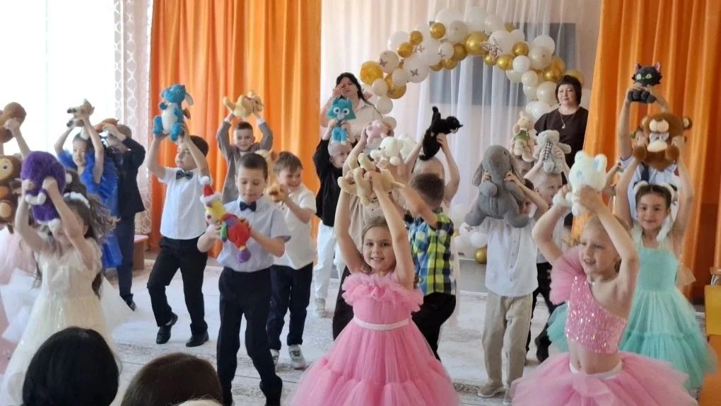 Ура! Сегодня у нас выпускной в детском саду! 🎉Наши супер ребята в нарядных платьях и к...